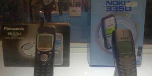  Salah satu ponsel yang dipamerkan di Museum Telco di Indonesia Cellular Show (ICS) di Jakarta Convention Center 2012. Foto : Kompas.com/Didik Purwanto
